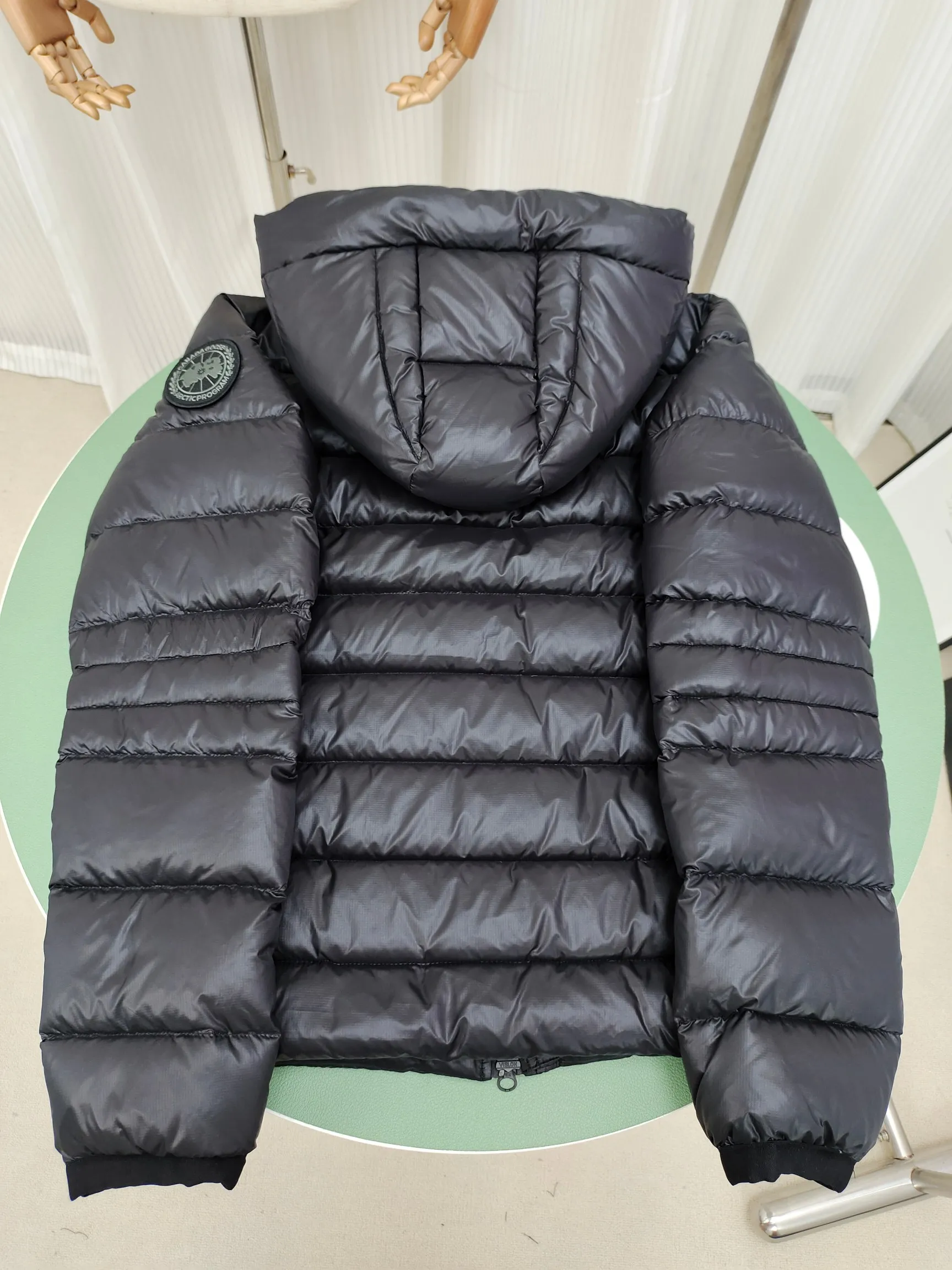 P840 𝘾𝘼𝙉𝘼𝘿𝘼 𝙂𝙊𝙊𝙎𝙀/Canada Goose 2227 thin and light model. It’s super lightweight and doesn’t feel any weight on your upper body at all! Show more temperament‼  Canada Goose, a Canadian brand, has always been recognized as the warmest down jacket. Various Instagram celebrities, Internet celebrities, and celebrities often wear it for street photos. I make Canada Goose every year, but I still can’t get rid of my love for the goose. No matter how cold the winter is, there is no need to be afraid. Canada Goose is the legendary warmest down jacket and is known as a must-have for Arctic outdoor sports! The most popular down jacket in the world, celebrities are rushing to buy it, it is a must-have! Code number: XS-2XL Color: silver gray (red label) silver gray (black label), black (red label), black (black label), dark blue